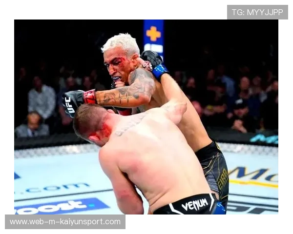 UFC拳手怒砸地板：激情、荣耀与胜利的极致瞬间