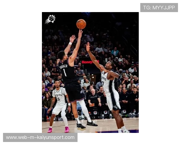 布克控场愈发成熟:领袖气质成就球队新高度 布克控场愈发成熟:领袖气质成就球队新高度