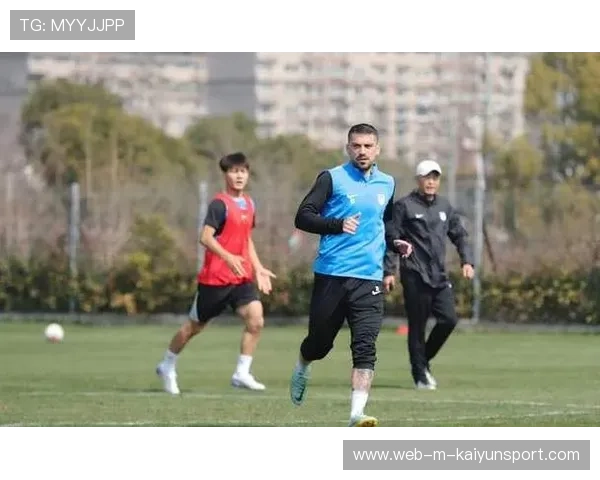 斯坦丘加盟辽宁铁人首秀助攻，定位球制导帮助队友头槌破门