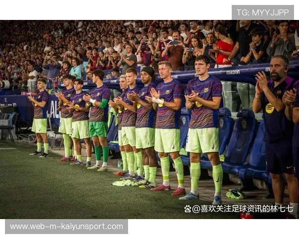 莱万背身回做策动，巴萨二线跟进破门，莱万特和巴萨的队标